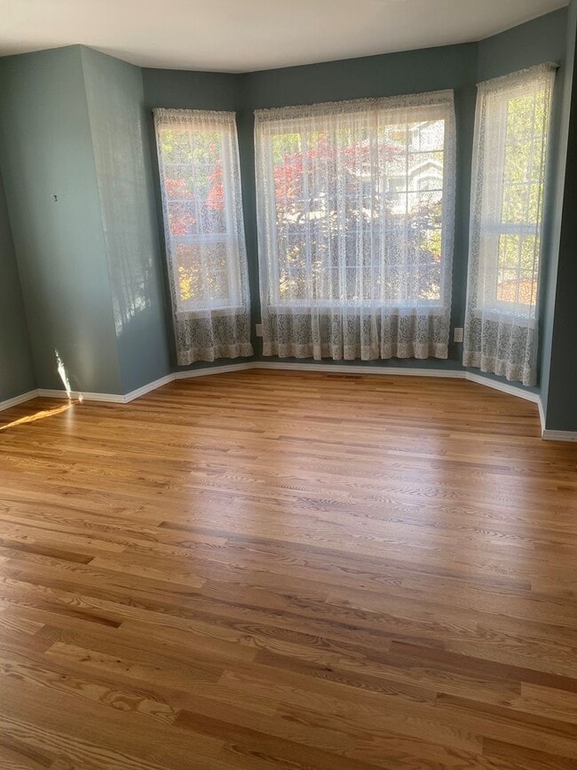 Building Photo - UNIQUE RAMBLER with views in Dockside at Kitsap Lake!