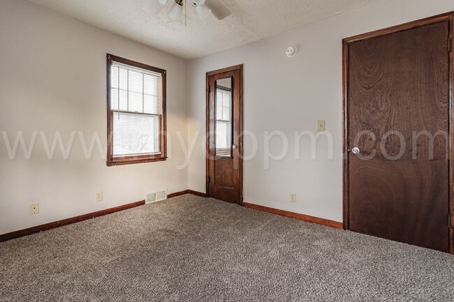 Building Photo - 3 Bedroom / 1.5 Bathroom Home | 60th & Center