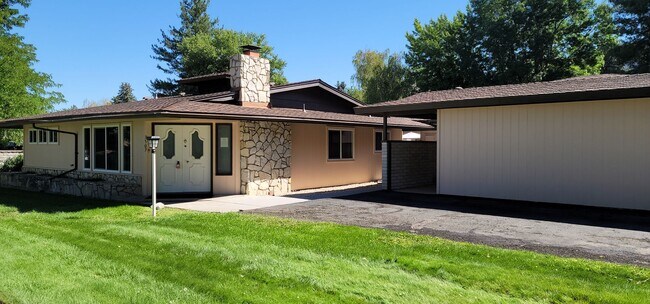 Building Photo - Beautiful 2 Bedroom / 2 Bath Bungalow Next to Hidden Valley Golf Club with Large Private Patio, N...
