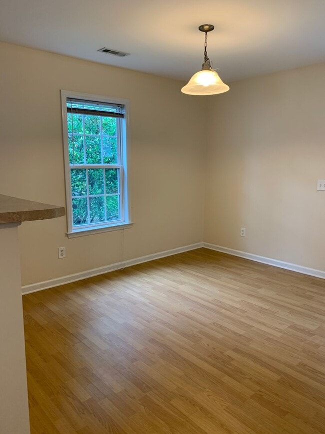 Building Photo - $500 OFF 1ST MONTHS RENT! Lawncare include...