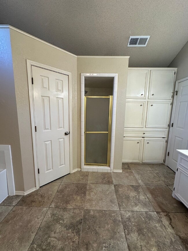 Building Photo - Spacious 3/2/2 - Freshly Updated
