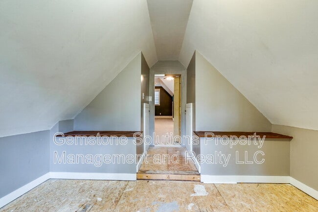 Building Photo - 210 38th Ave N