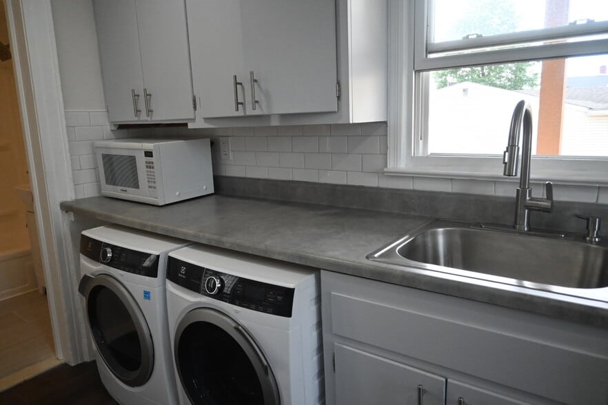 Kitchen - 51 Bogart Ave