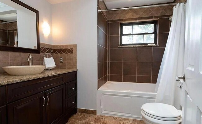 Building Photo - 256 Castle Dr