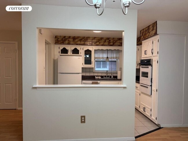 Building Photo - 2735 Cropsey Ave