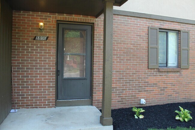 Building Photo - 1800 Quarry Ridge Dr