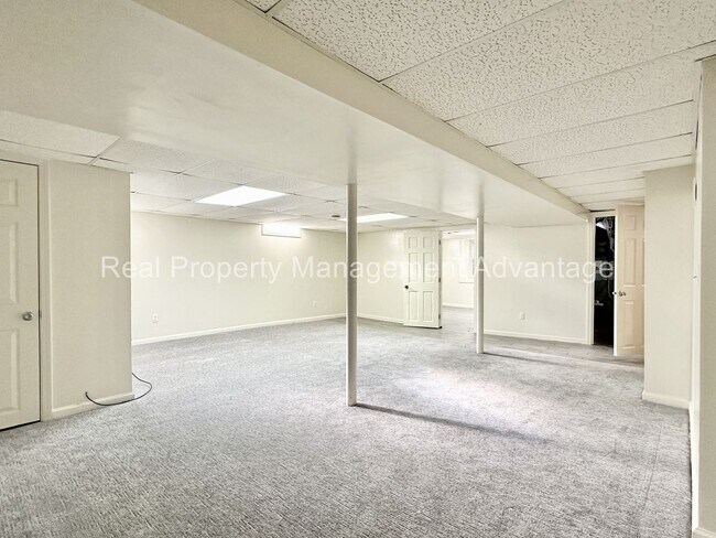 Building Photo - Charming 4-Bedroom Home with Spacious Backyard in Oak Park