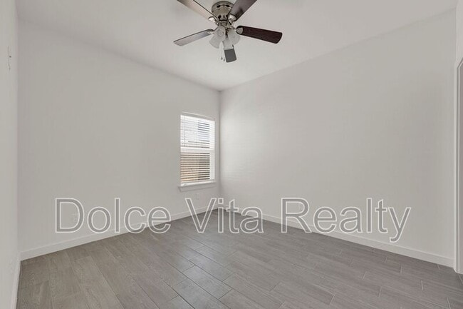 Building Photo - 1502 W Platinum Dr