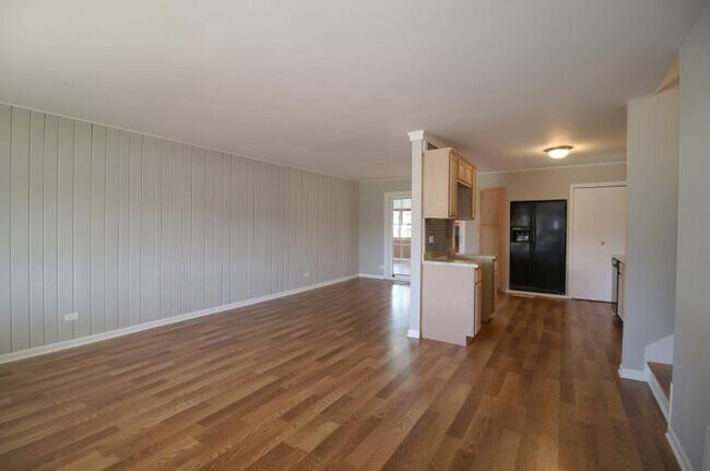 Building Photo - 460 E Thacker St