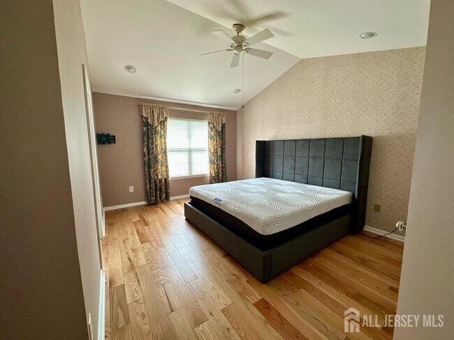 Building Photo - 1304 Dahlia Cir