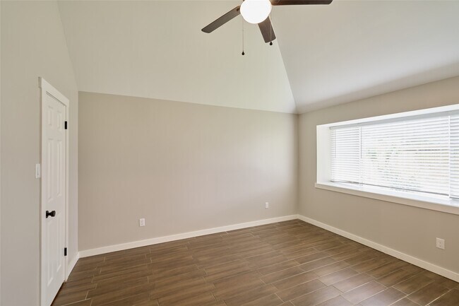 Building Photo - 12307 White River Dr