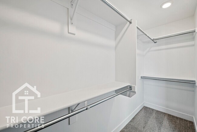 Building Photo - 143 E Lavalle Ct