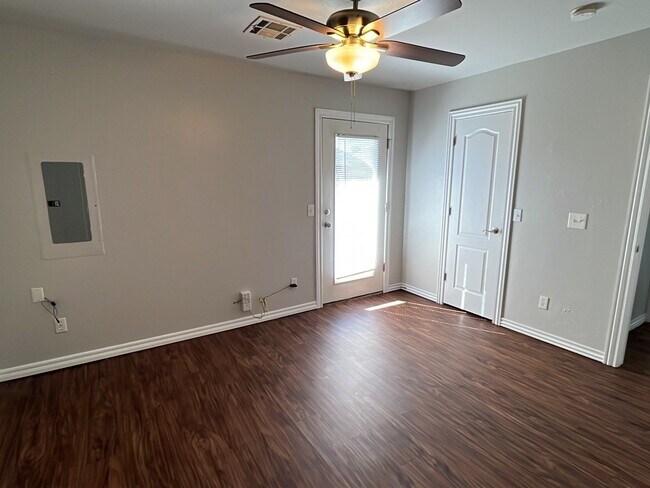 Building Photo - 4 Bedroom 2 Bath Duplex in Mustang!  $1270 Per month!