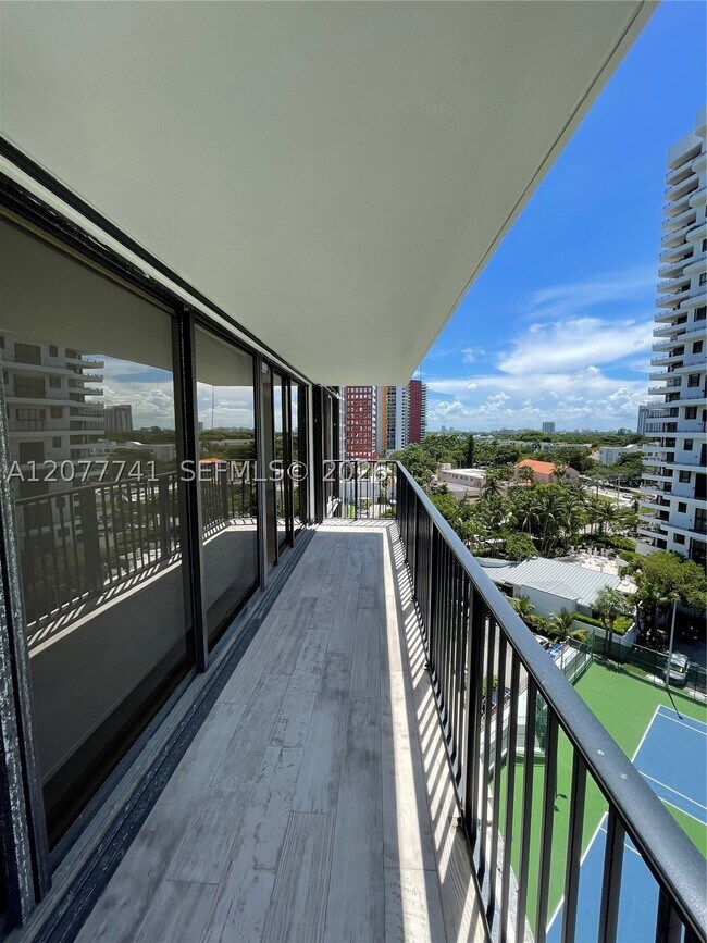 Building Photo - 1450 Brickell Bay Dr