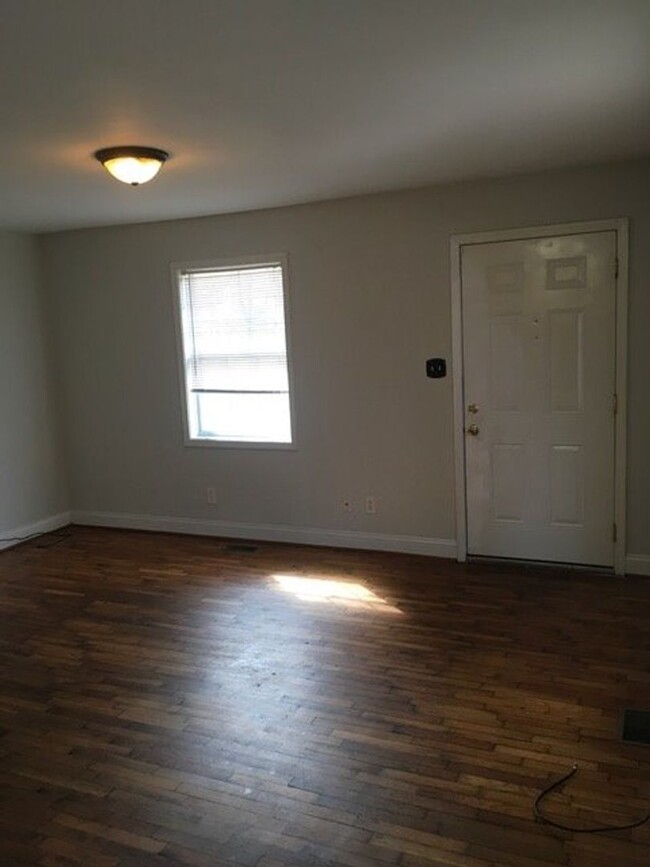 Building Photo - Quaint 2 Bedroom Home available in Gastonia!