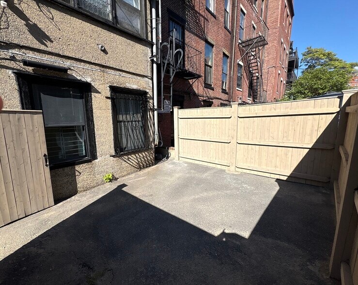 Building Photo - 337 Beacon St