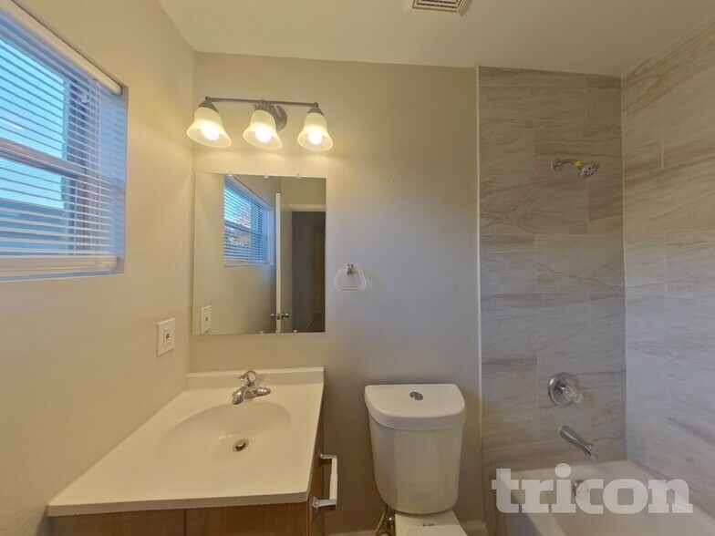 Building Photo - 1416 Thistledown Dr