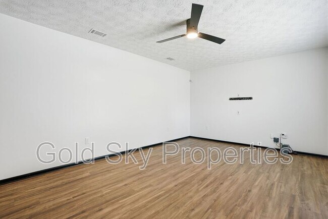 Building Photo - 703 Pineview Ct