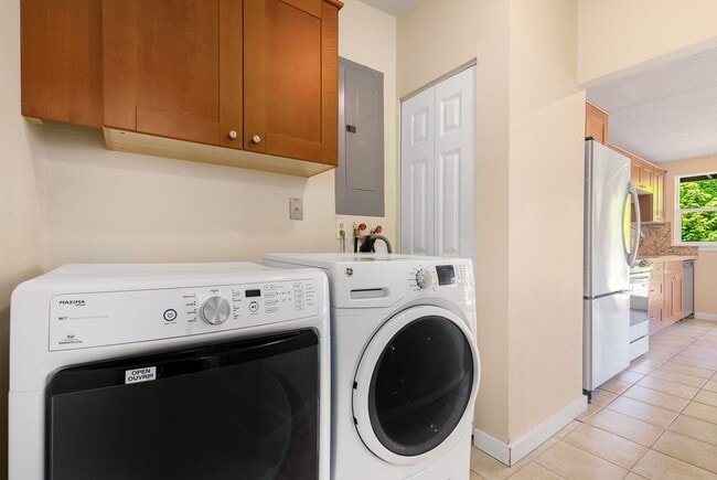 Building Photo - Bellevue 3 Bedroom 1.5 Bath - Detached Gar...