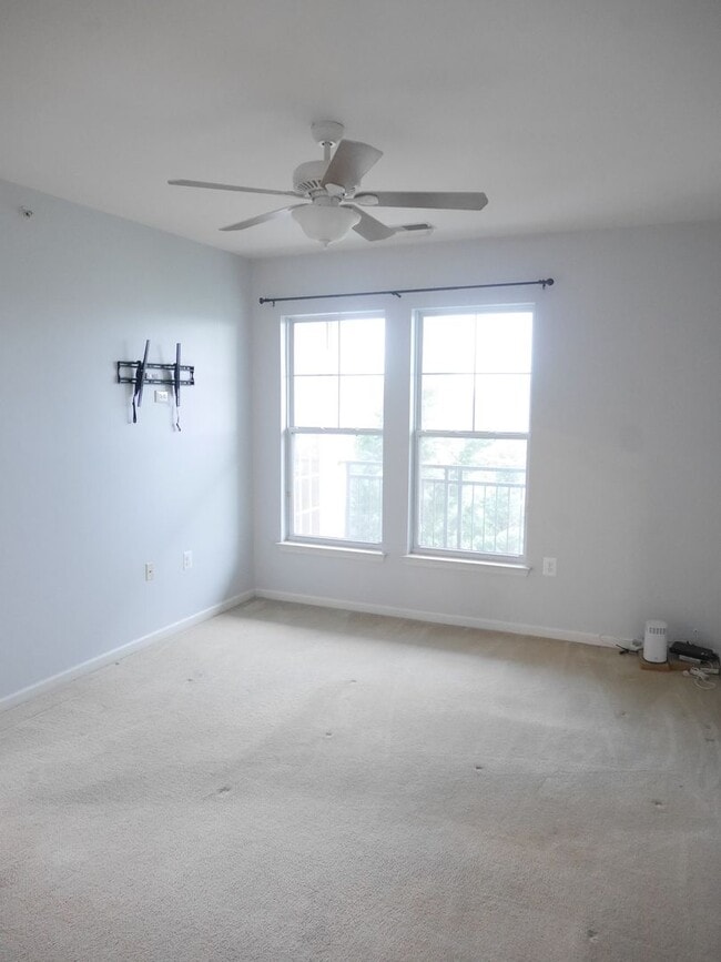 Building Photo - Spacious 1-Bedroom Condo Close to Everythi...