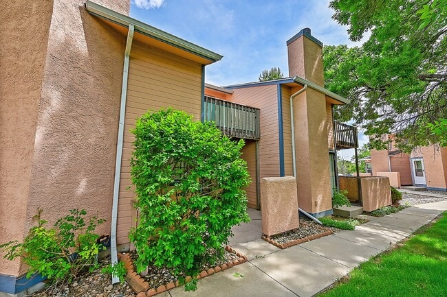 Building Photo - 3 Bed/1.5 Bath - Townhome in Colorado Spri...