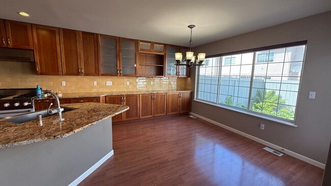 Building Photo - West Side 3 Bed/2.5 Bath Townhouse Condo. Available NOW!