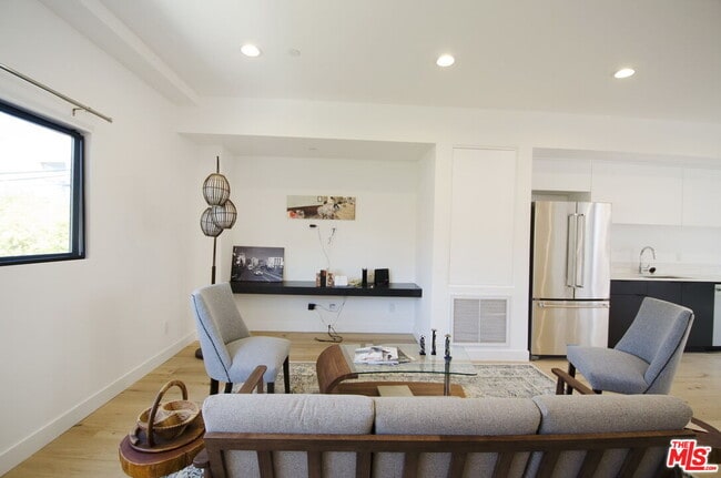 Building Photo - 860 S Wilton Pl