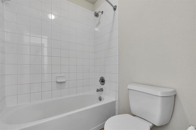 Building Photo - 204 Chickadee Ln