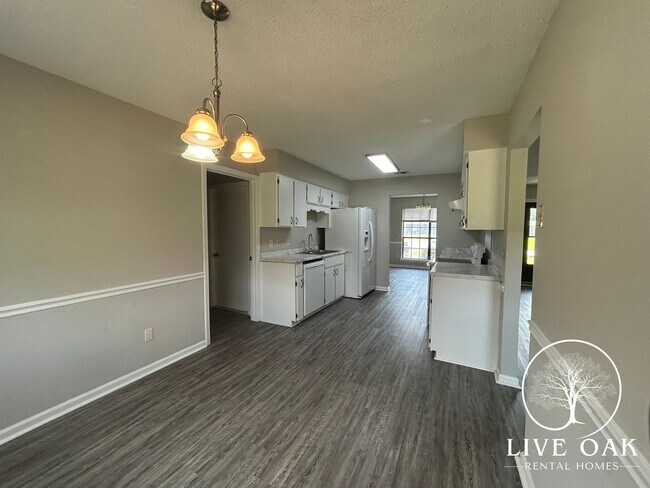 Building Photo - MOVE IN SPECIAL: $500 OFF 1ST FULL MONTH'S RENT!**