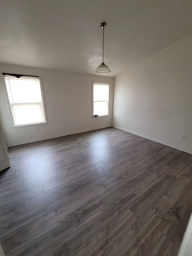 Building Photo - 2 Bedroom, 2.5 Bath Townhouse