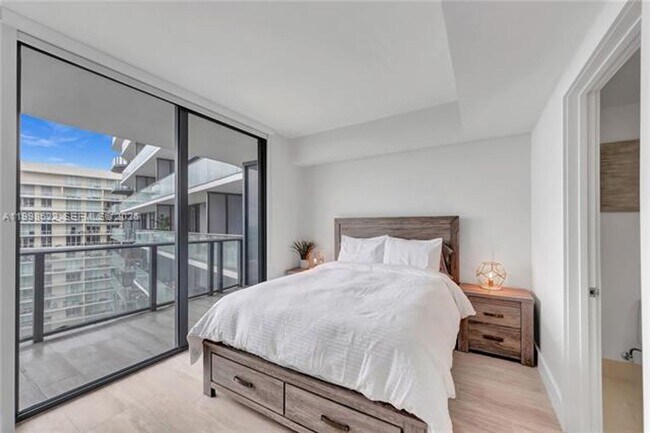 Building Photo - 121 NE 34th St