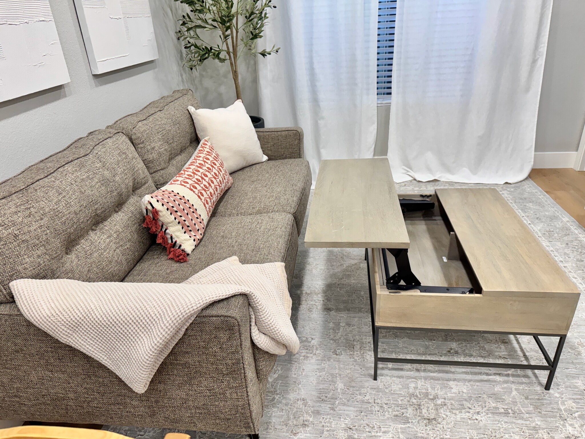 Building Photo - 711 N Hobson Ave