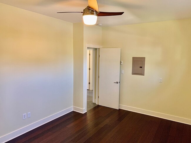 Building Photo - Modern 3 bedroom home in East Austin