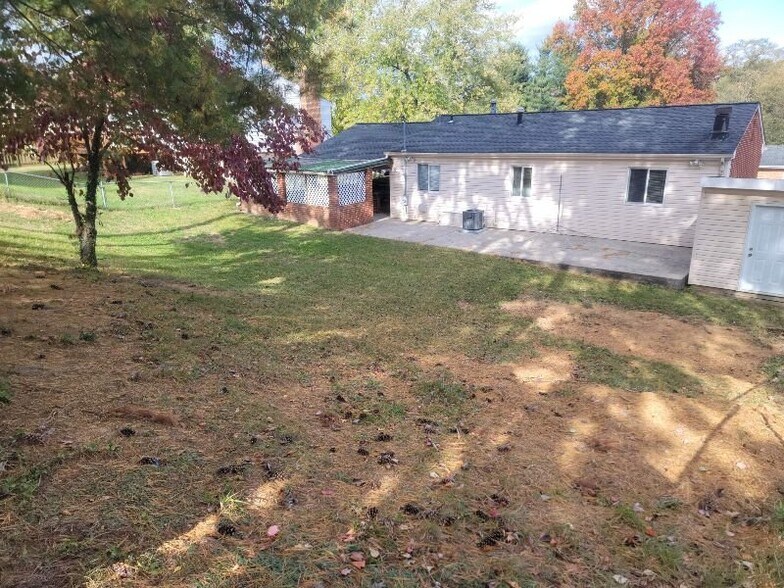 Building Photo - 3049 Parham Dr