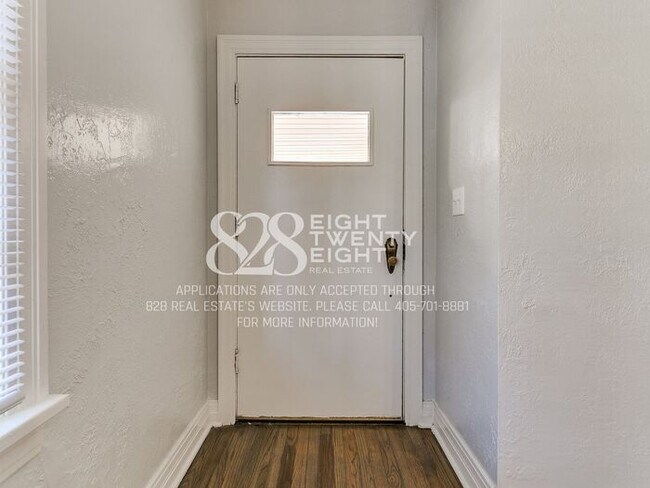 Building Photo - *AVAILABLE NOW!* 2 Bed/2 Bath Duplex Close to Campus Corner!