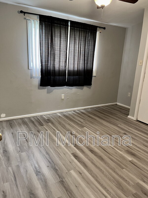 Building Photo - 1527 E Fox St