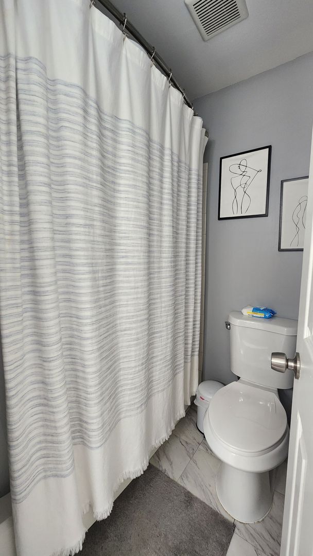 Building Photo - End-unit townhome in highly desired Kingstown