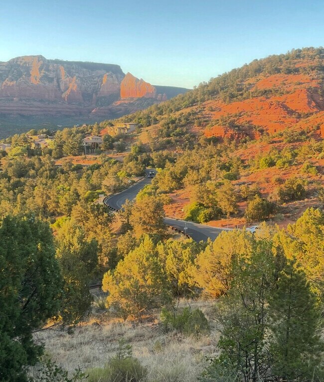 Building Photo - 3Bed/2.5Bath House in Sedona! Ready for Im...