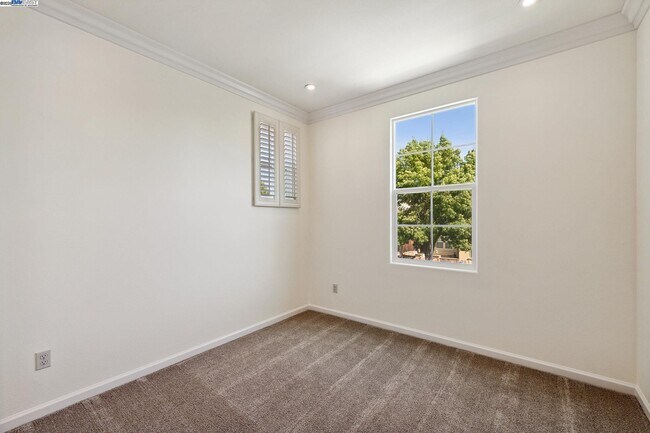 Building Photo - 2131 Chamomile Ct