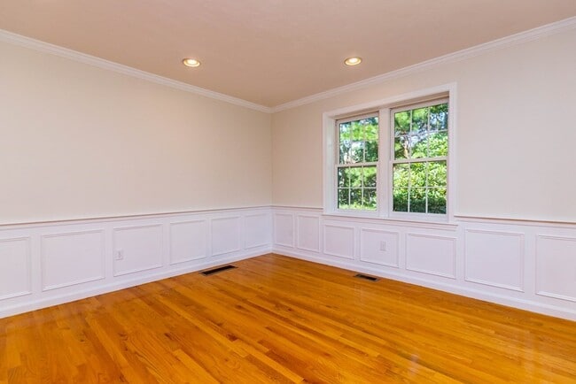 Building Photo - 24 Longshank Cir
