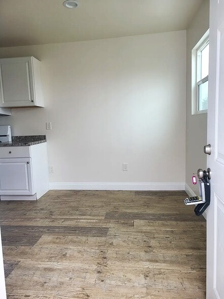 Building Photo - 1256 1/2 Rolland Curtis Pl