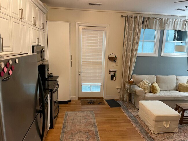 Building Photo - Fully Furnished Downtown Rental Available June 1st!!!