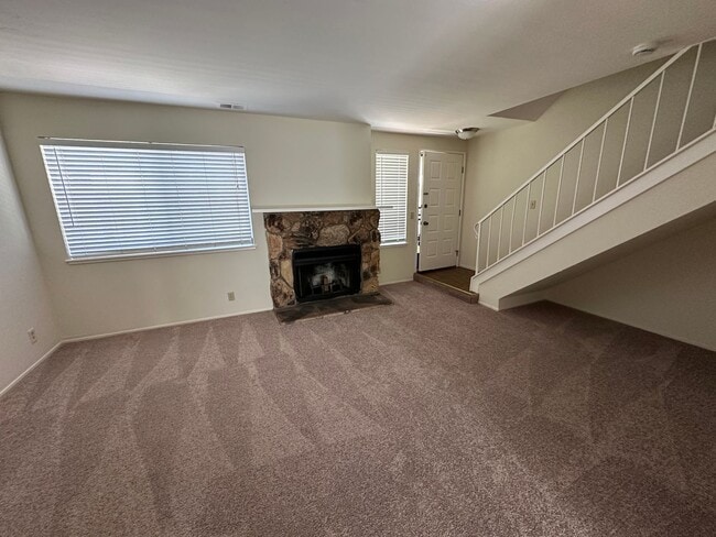 Building Photo - Townhouse 2 bedroom, 2.5 bath, washer/drye...