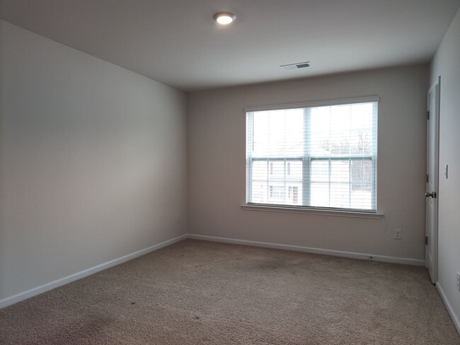 Building Photo - Pristine, 3 bedroom, 2.5 bathroom home located in the Stewart Creek States Subdivision!