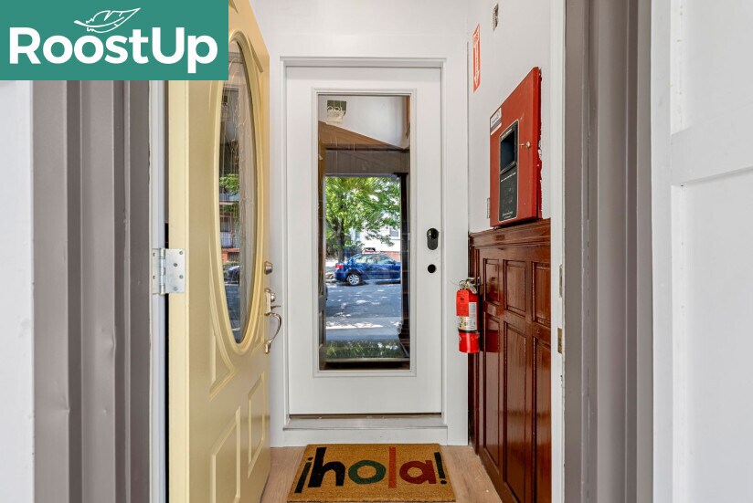 Building Photo - RoostUp Furnished Private Bedroom with Pri...