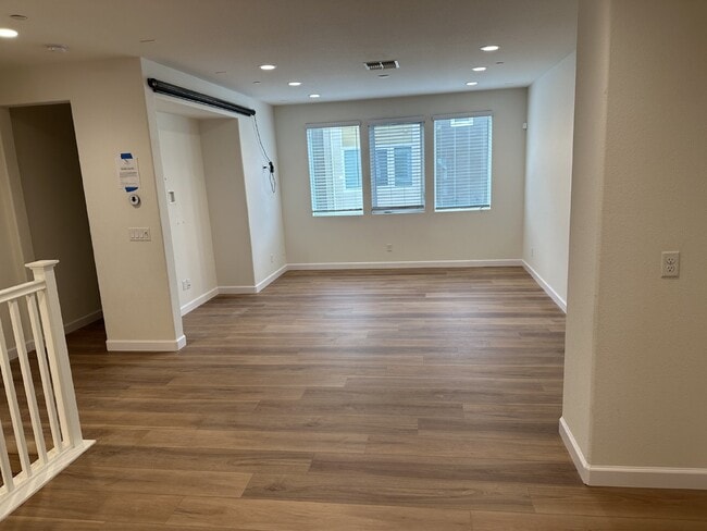 Building Photo - Stunning 3 Bed/3.5 Bath Townhome Walking Distance to BART