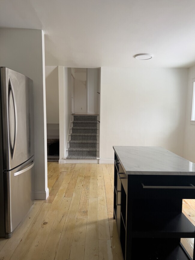 Building Photo - 10571 Center Rd