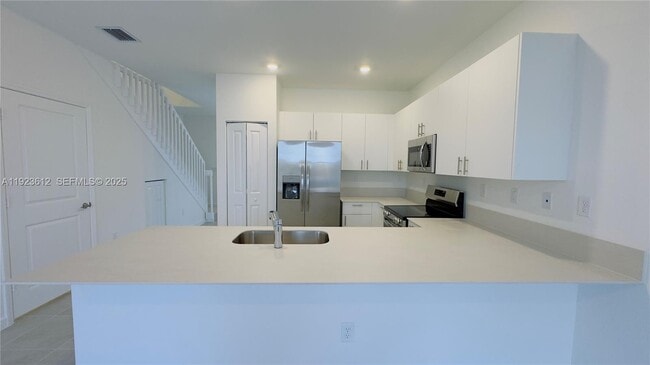 Building Photo - 2621 SE 27th Dr