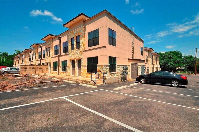 Building Photo - 711 W 32nd St