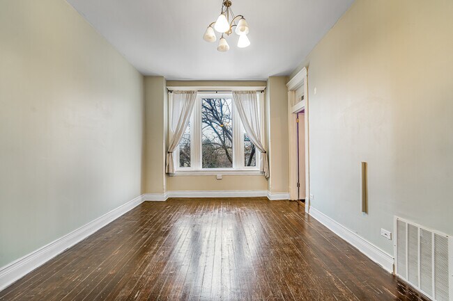 Building Photo - 2042 W Cullerton St